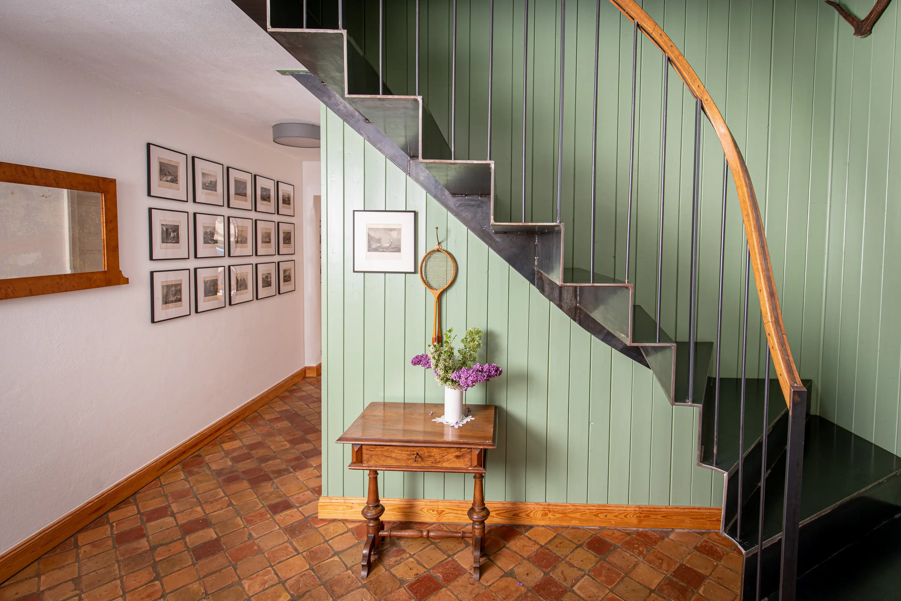 Weiterer Flurbereich im Untergeschoss des Ferienguts Welzin mit dekorativer Lampe