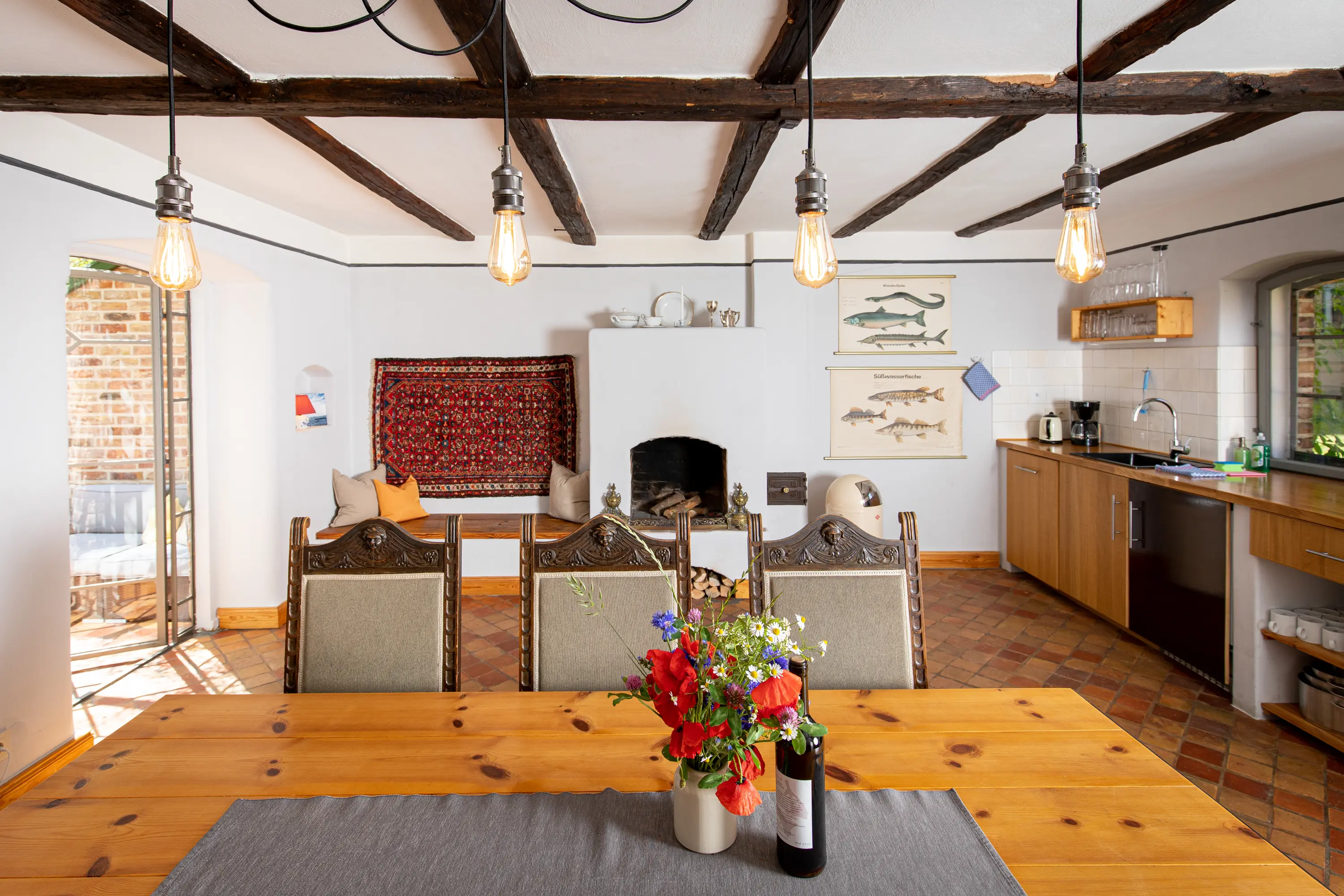 Große Wohnküche mit Esstisch, Kühlschrank und viel Stauraum im Feriengut Welzin auf Usedom