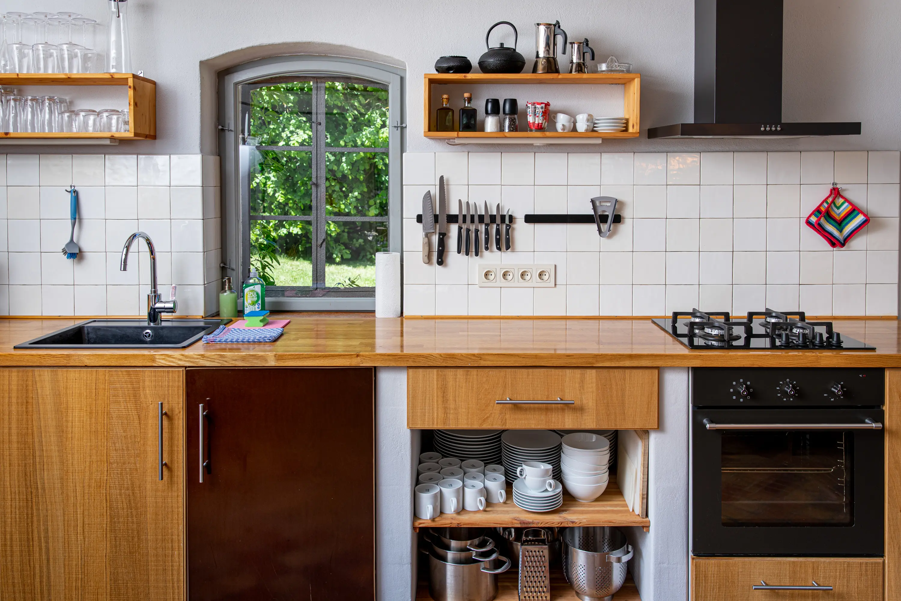 Offene Küche mit Spülbereich, Ceranfeld und modernen Küchenmöbeln im Feriengut Welzin