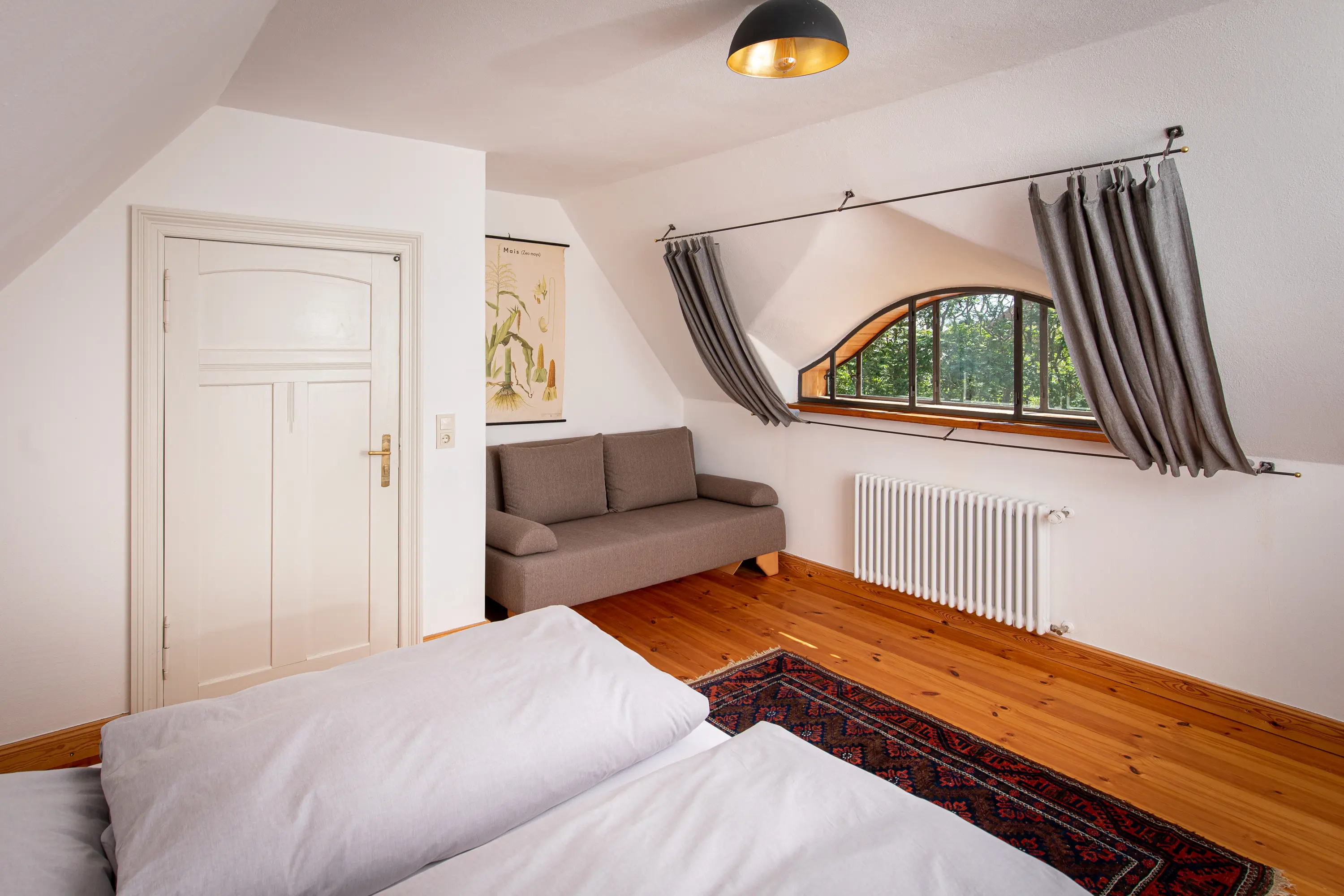 Schlafzimmer im Landhausstil mit gemütlicher Bettwäsche und Dekokissen im Ferienhaus Welzin