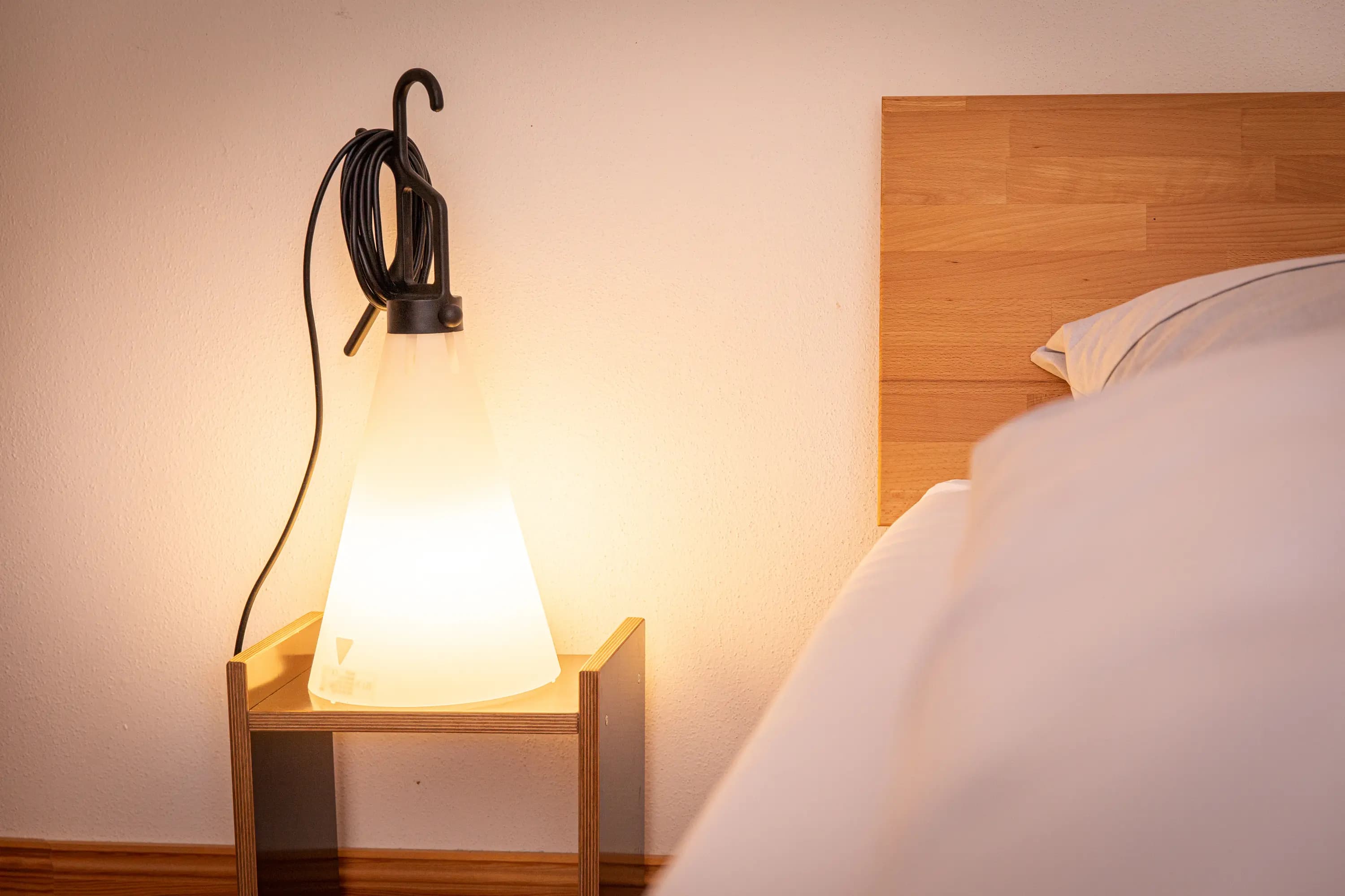 Minimalistisches Schlafzimmer mit Doppelbett und Naturholz im Ferienhaus Welzin, Usedom
