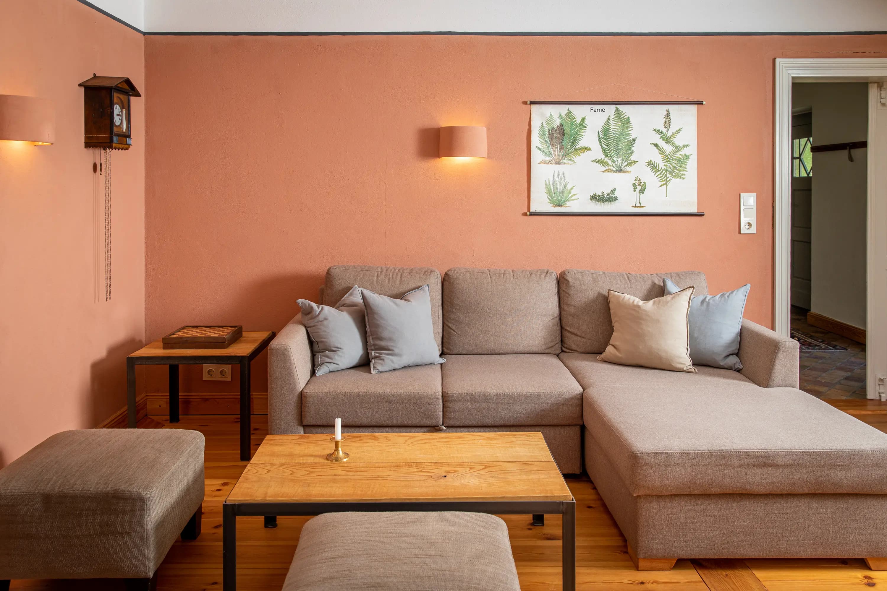 Großzügiges Wohnzimmer mit Sofa, Couchtisch und Fernseher im Feriengut Welzin auf Usedom