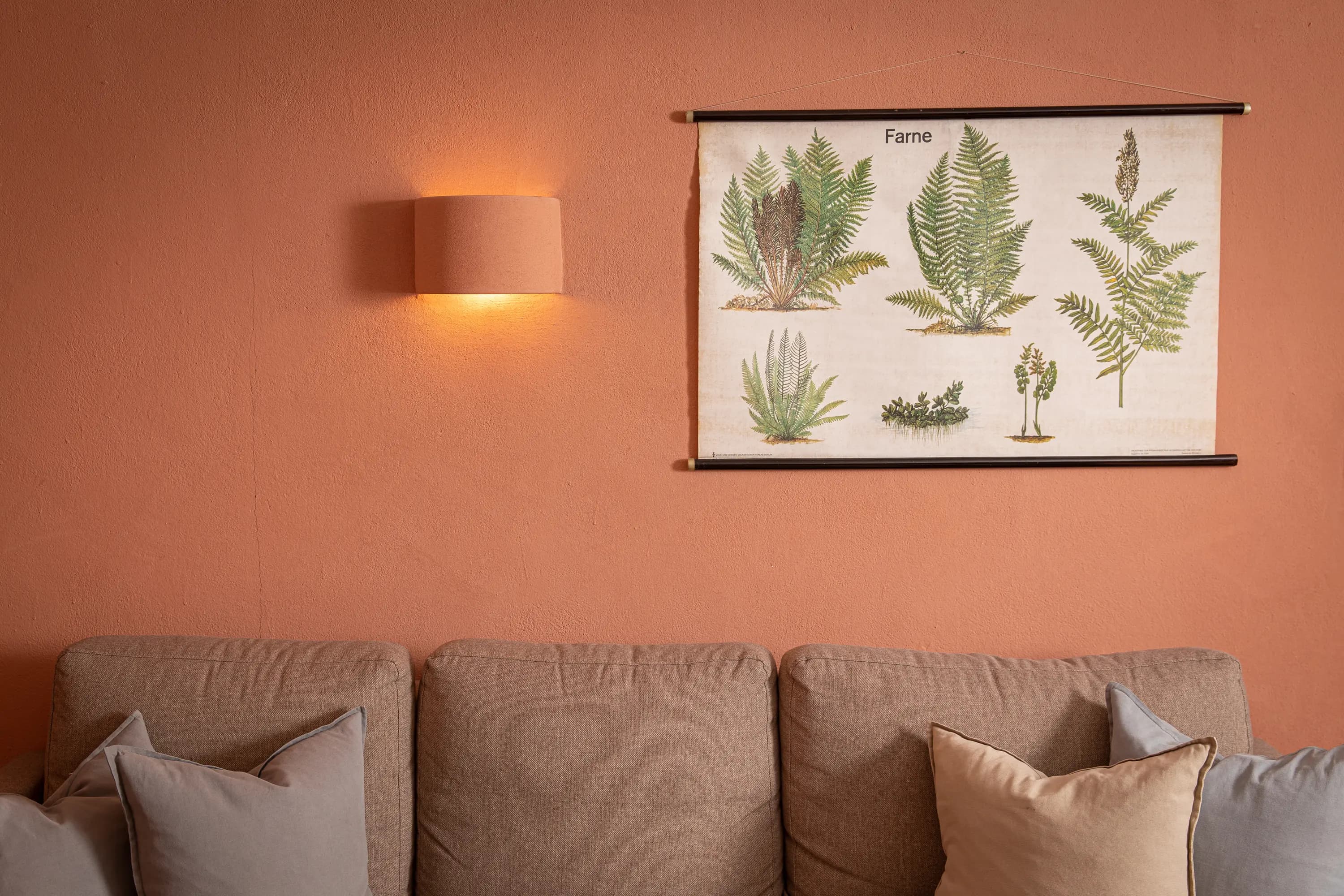 Modern eingerichtetes Wohnzimmer und komfortabler Sitzecke im Ferienhaus Welzin