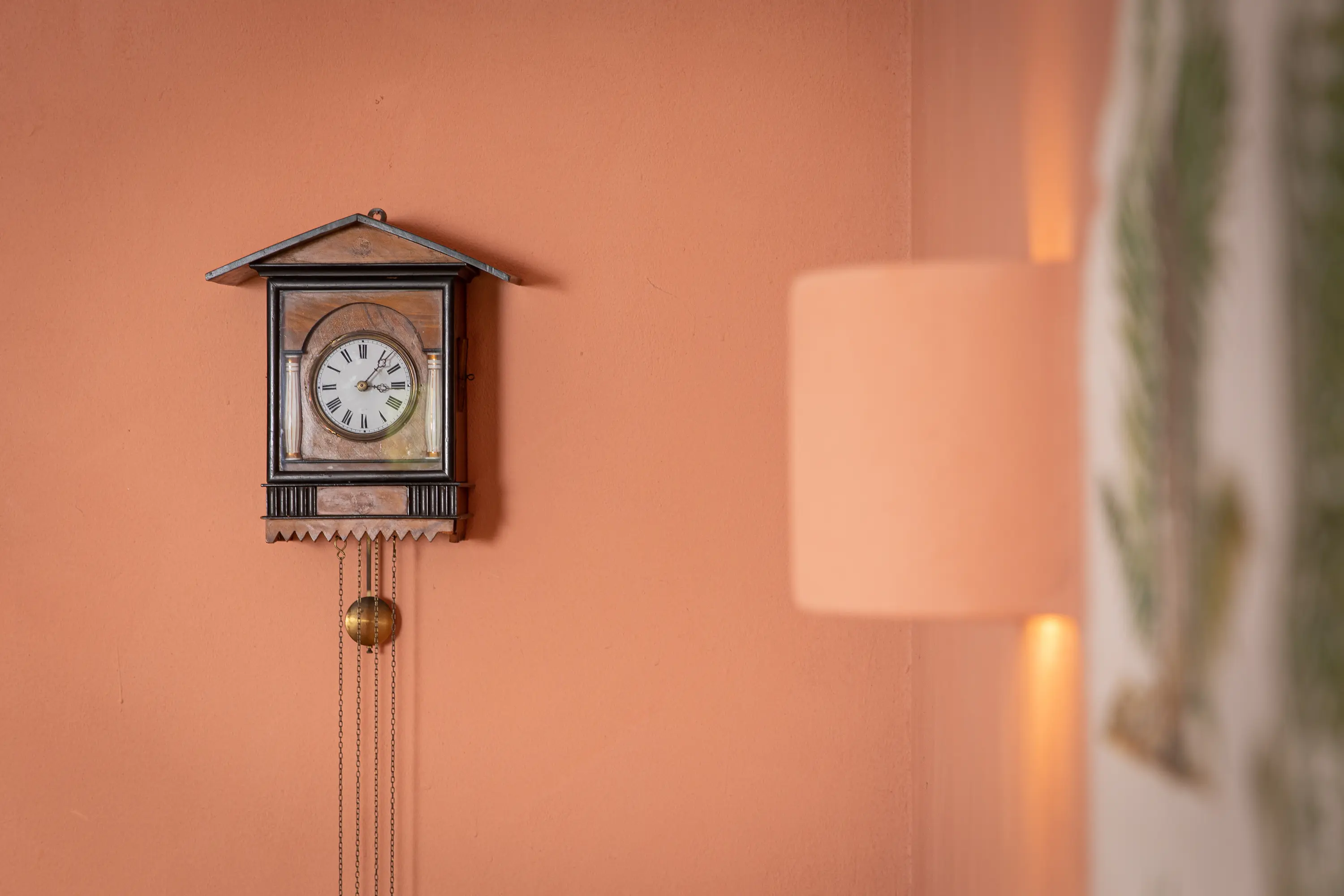 Großzügiges Wohnzimmer mit Sofa, Couchtisch und Fernseher im Feriengut Welzin auf Usedom