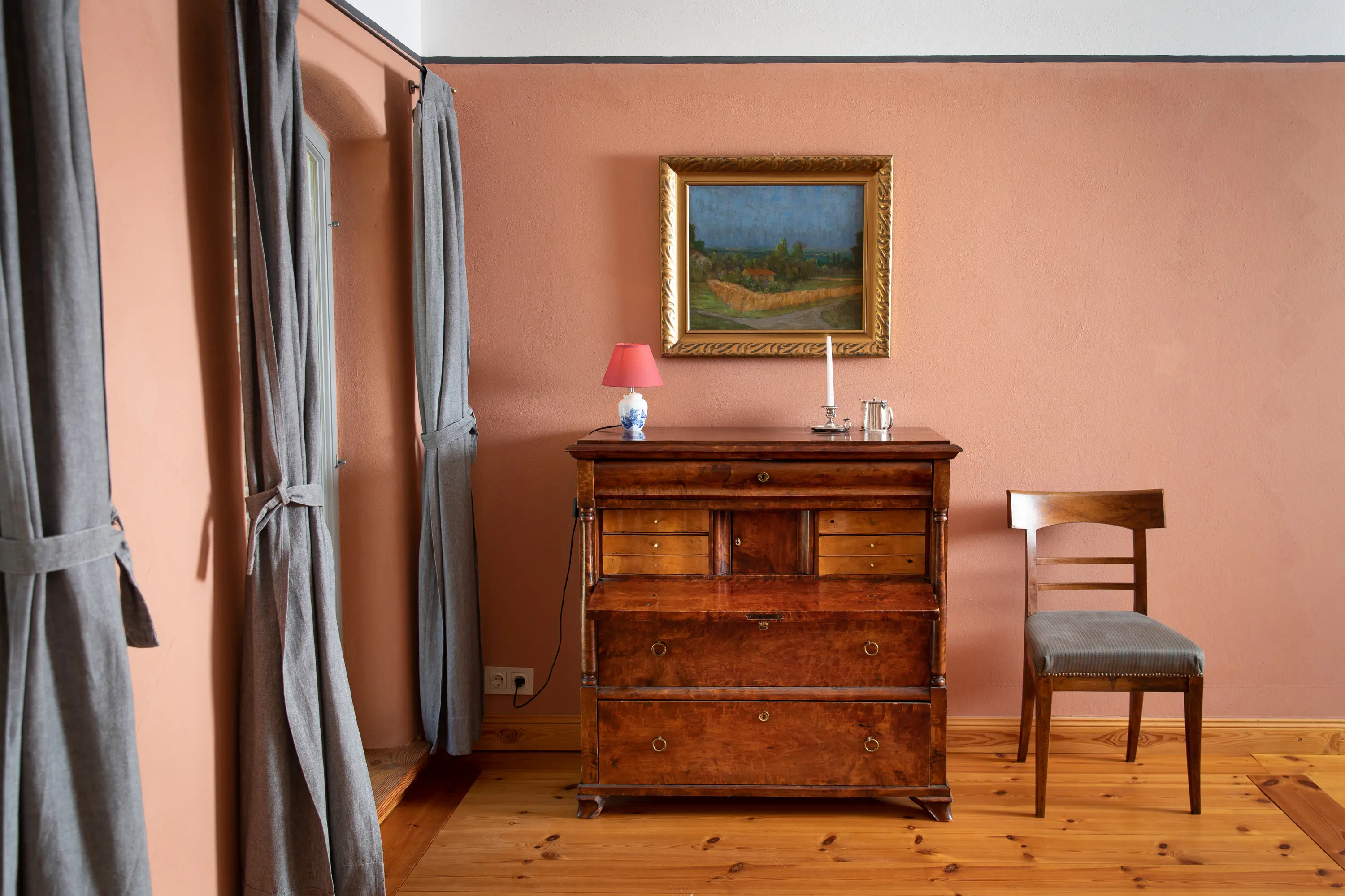 Großzügiges Wohnzimmer mit Sofa, Couchtisch und Fernseher im Feriengut Welzin auf Usedom