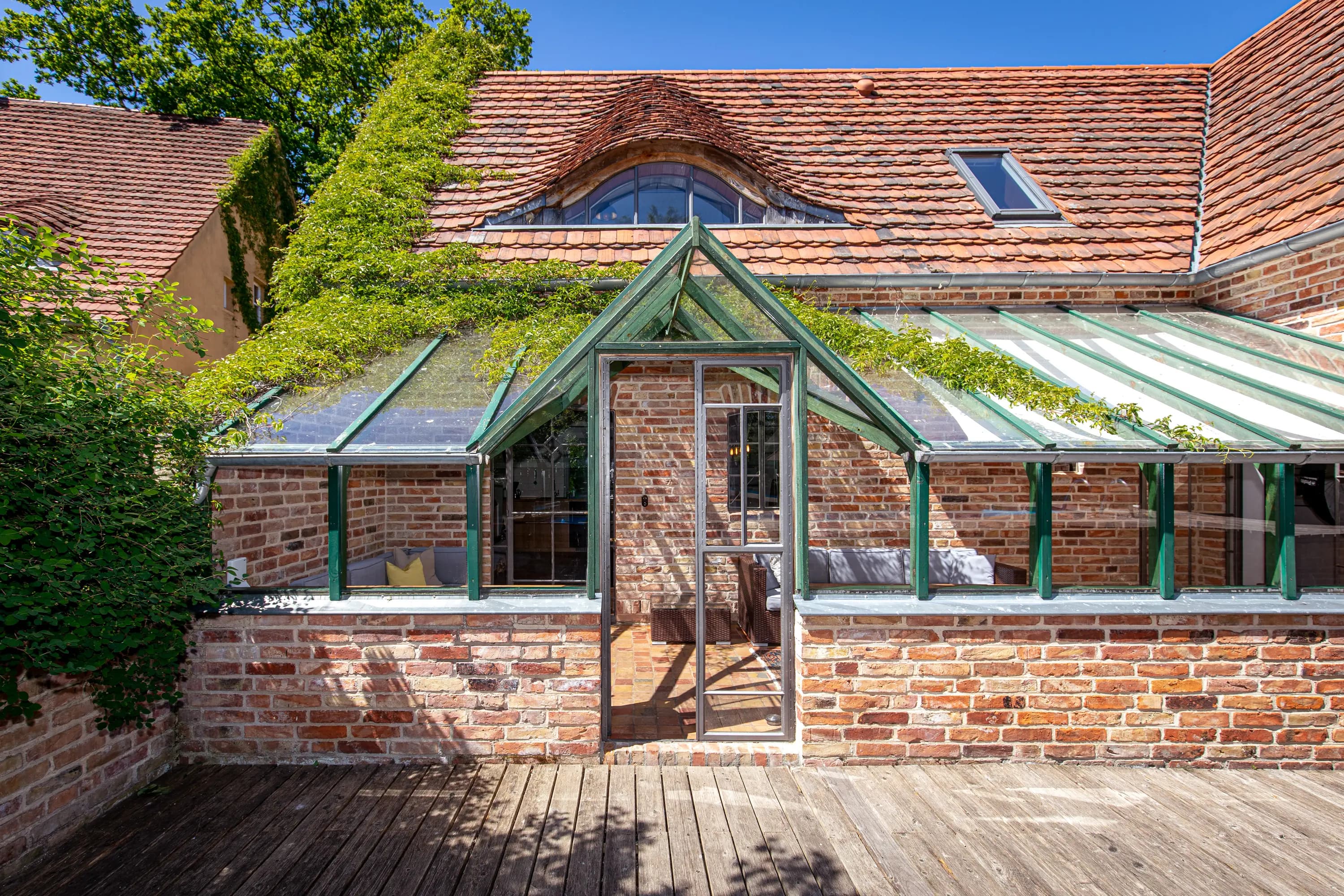 Lichtdurchfluteter Wintergarten mit Blick in den Garten, ideal zum Entspannen, Ferienhaus Welzin
